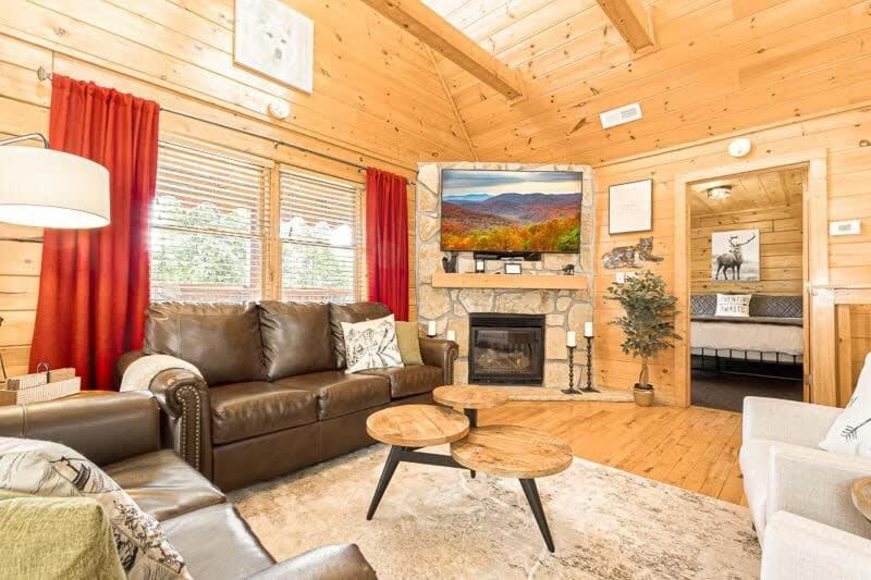 Movie Theater Hot Tub View Mountain Escape Vila Gatlinburg Exterior foto