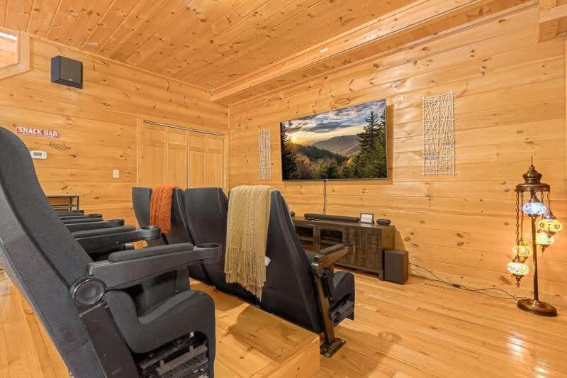 Movie Theater Hot Tub View Mountain Escape Vila Gatlinburg Exterior foto