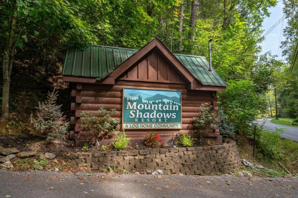Movie Theater Hot Tub View Mountain Escape Vila Gatlinburg Exterior foto