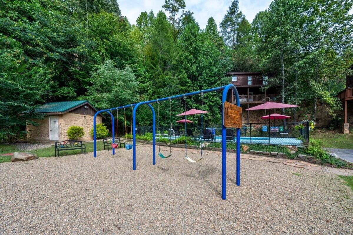 Movie Theater Hot Tub View Mountain Escape Vila Gatlinburg Exterior foto