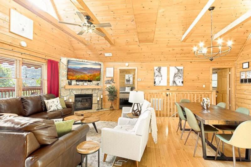 Movie Theater Hot Tub View Mountain Escape Vila Gatlinburg Exterior foto